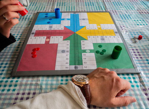 Parch&iacute;s, juego de mesa
