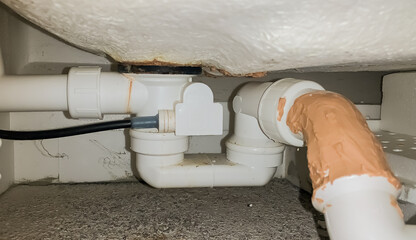 Drainage device under the bathtub.
