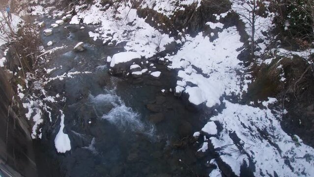agua helada en rio de invienro