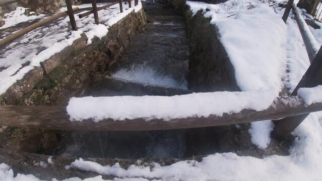 cascada helada de rio en invieno