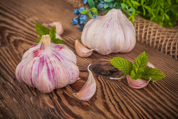 A head of garlic in a rustic arrangement - 750526738