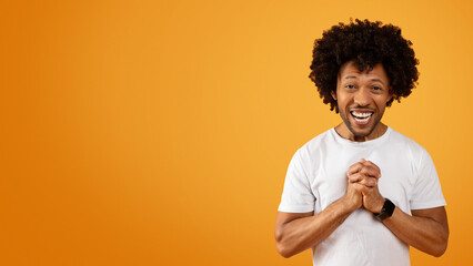 Portrait of emotional african american man grimacing on orange - obrazy, fototapety, plakaty
