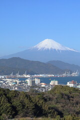 雲一つない晴天の空と富士山と港町