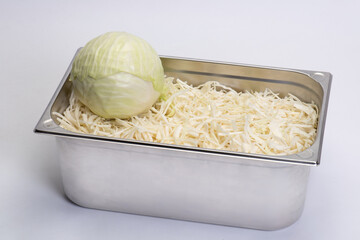 Gehobelter Weißkohl für Sauerkraut mit einem Kohlkopf