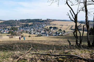 Wandern in Thüringen - Im Hintergrund der Ort  Cursdorf mit seinen ,mit Schiefer gedeckten Häusern -   Thüringer Schiefergebirge