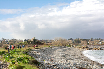 Groupe de randonneurs en bord de mer dans le Trégor - Bretagne France