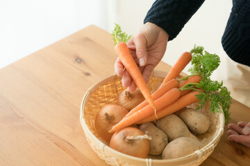にんじんを持つ女性の手