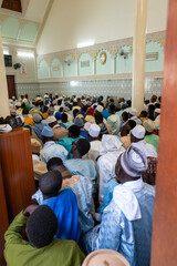 des fidèles musulmans lors d'une prière dans une mosquée au Sénégal en Afrique - obrazy, fototapety, plakaty
