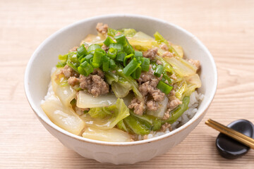 豚ひき肉と白菜の餡かけ丼