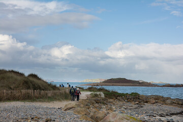 Groupe de randonneurs en bord de mer dans le Trégor - Bretagne France