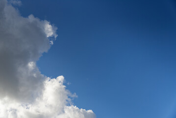 Fond Ciel bleu avec nuages divers