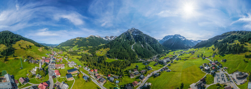 Herbstliche Natur im hinteren Kleinwalsertal rund um die Gemeinde Mittelberg
