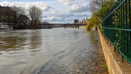 Quais de Seine inondés par une crue à Paris