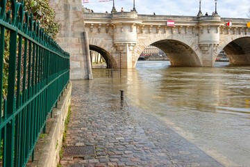 Quais de Seine inondés par une crue à Paris