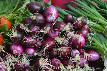 Fototapeten The stall displays fresh, vibrant purple onions, their skins glistening under the light. Customers are drawn to the rich color and aroma, knowing they are selecting the finest quality produce... © Hai