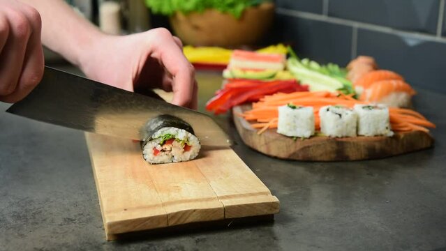krojenie przygotowanej rolki sushi