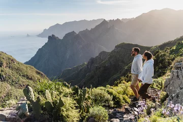 Photo sur Plexiglas les îles Canaries Couple of traveler enjoying vacation in nature. Hikers watching beautiful coastal scenery.