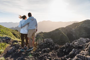 Fototapete Kanarische Inseln Couple of traveler enjoying vacation in nature. Hikers watching beautiful coastal scenery.