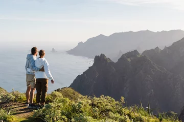 Crédence de cuisine en verre imprimé les îles Canaries Couple of traveler enjoying vacation in nature. Hikers watching beautiful coastal scenery.