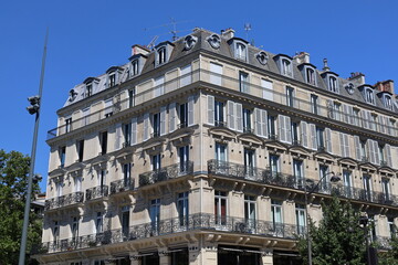 Fototapeta premium typical parisian buildings facades , real estate 
