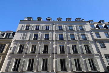 Fototapeta premium Haussmannian building facade from Paris , real estate