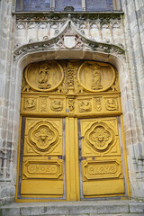 Obraz premium Old entrance door of the medieval church of Vitre, north of France