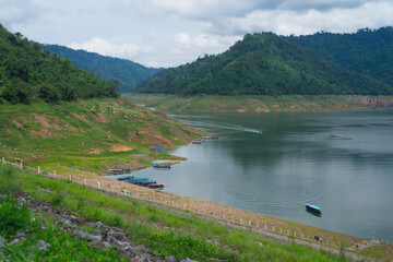 Lake of Khun Dan Prakan Chon Dam It is a tourist attraction. and famous recreation And there are always tourists stopping by to take a boat trip.