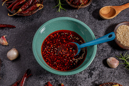 salsa macha y salsa tarasca con sus ingredientes 