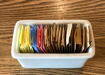 Ceramic packet holder with sugar and sugar substitute packets