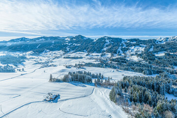 Fototapeta na wymiar Blick von Wittelsbacher Höhe bei Ofterschwang ins tiefverschneite Oberallgäu