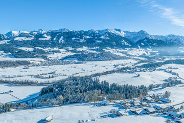 Fototapeta na wymiar Das Illertal im Allgäu nahe Sonthofen an einem sonnigen, kalten Wintertag