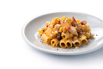 Deliziosi rigatoni alla carbonara, ricetta tipica della cucina romana di pasta con uova, guanciale, pecorino e pepe nero, cibo italiano 