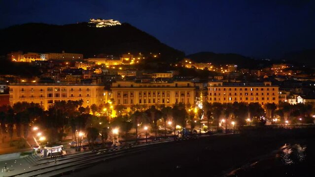 drone, vista notturna dal mare del lungomare di Salerno, mare, palazzi e castello Arechi sul fondo