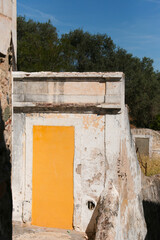 Fototapeta na wymiar Old and chipped facade in Elvas
