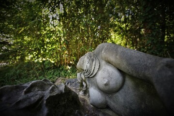 Fototapeta na wymiar asian monument in Vincennes colonial garden
