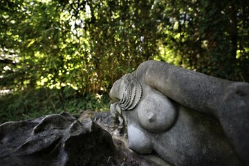 Fototapeta na wymiar asian monument in Vincennes colonial garden
