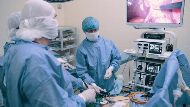 Video endoscopic surgery. A surgeon performs an operation to remove the gallbladder in the clinic.