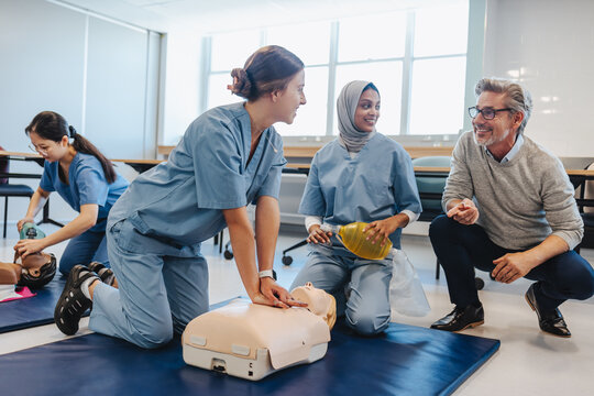 CPR training in medical school: Medical students learn from an experienced doctor