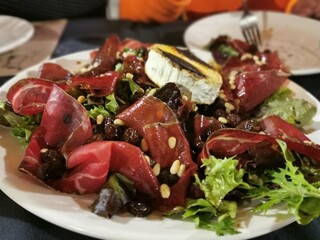 ensalada templada de cecino y queso