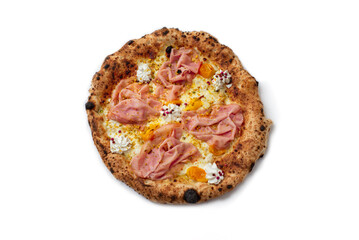 Pizza gourmet condita con mortadella, mousse di ricotta, pomodorini e pistacchio, isolata su fondo bianco, cibo italiano 