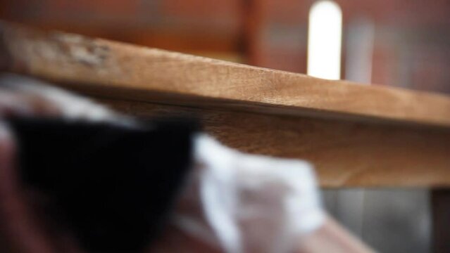 Mujer trabajando en taller de madera