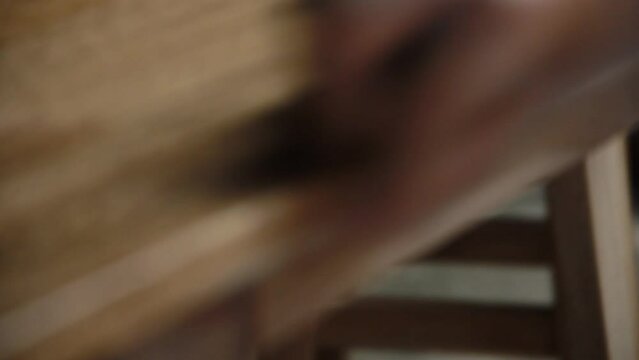 Mujer trabajando en taller de madera