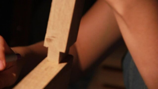 Mujer trabajando en taller de madera