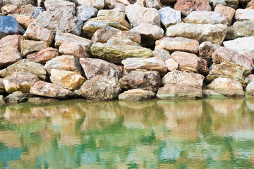 Retaining breakwater wall built with stone boulders © Francesco Scatena