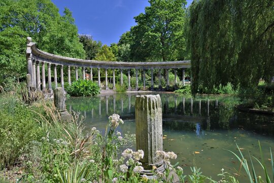 Monceau park , famous and buccolic french urban garden 