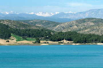 Obraz premium Catalan Dam Lake on Seyhan River and the Taurus Mountains behind in a spring day