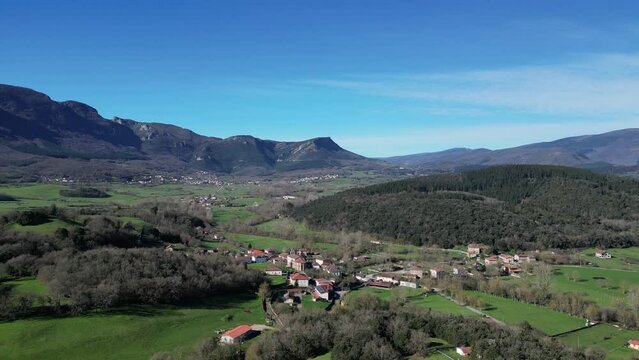 Vista aérea del pueblo Vallejo de Mena, Valle de Mena, Norte de Burgos, España