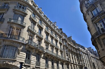 Fototapeta na wymiar real estate and parisian buildings in the 8th arrondissement