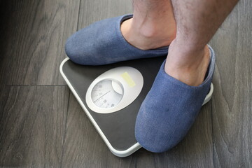 man feets on a weight scale