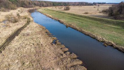 Rzeka z lotu ptaka. Zdjęcie rzeki z drona. Warta